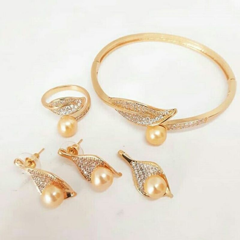 Set mutiara lombok|Perhiasan mutiara asli|Perhiasan pesta mutiara lombok|Set mutiara air tawar