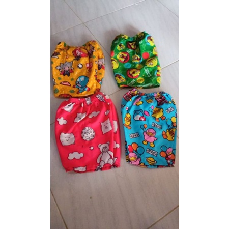 celana pendek karakter