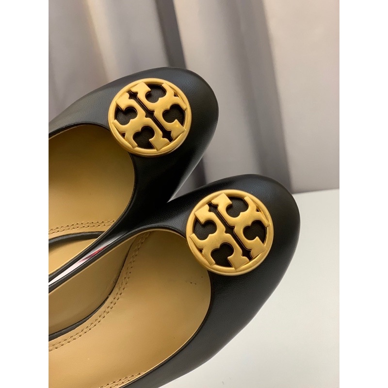tory burch amy pump shoes in black gold