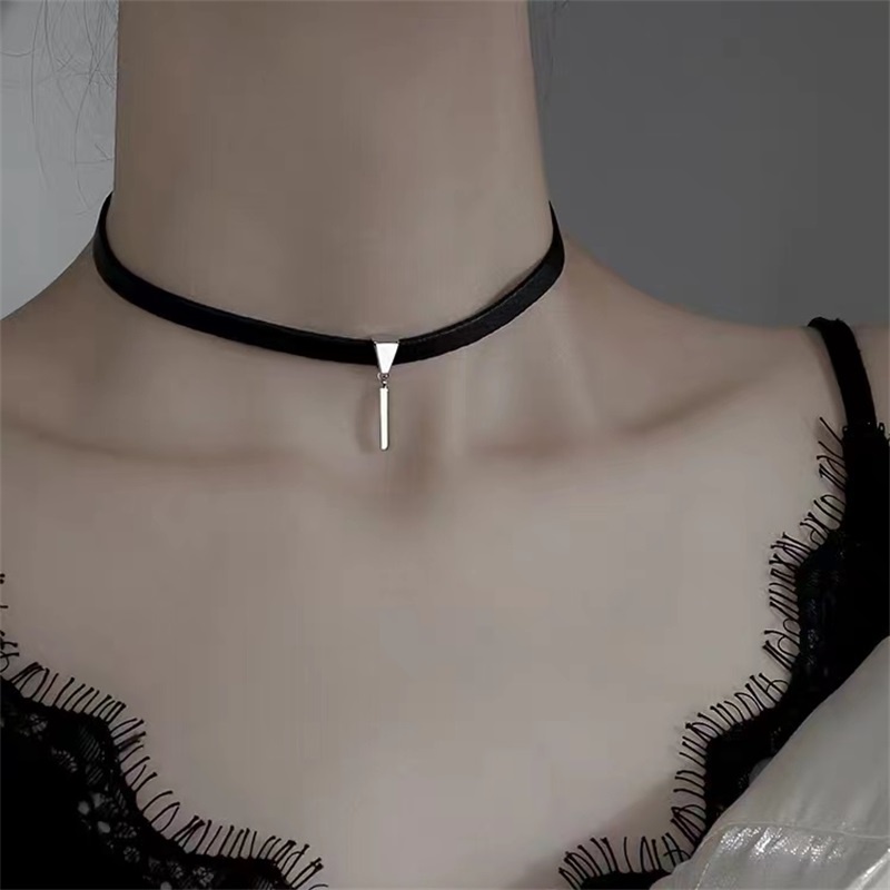 Kalung choker Rantai Klavikula Bahan Kulit Warna Hitam Desain Datar