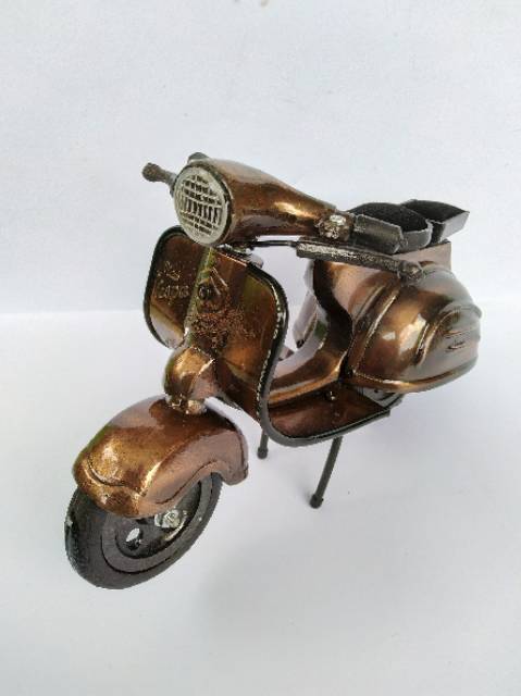 (BISA COD) Pajangan Miniatur Motor Vespa Warna Coklat Bahan Besi - Souvenir Dekorasi Rumah Murah