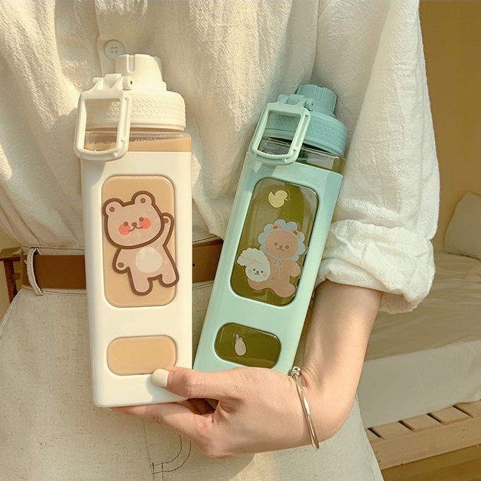 Botol Minum Plastik Cantik 900ml Air Lucu Comel Anak Sekolah Korea Square Bear BPA FREE Water Large Capacity Plastik Bottle pp aesthetic Student 1liter Portable with Straw Plastic 1l 2l 1000 2000 1 liter 2 Stiker Hias Dekorasi Motivasi Boba Viral