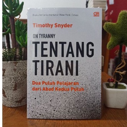 Tentang Tirani: Dua Puluh Pelajaran dari Abad Kedua Puluh - Timothy Snyder