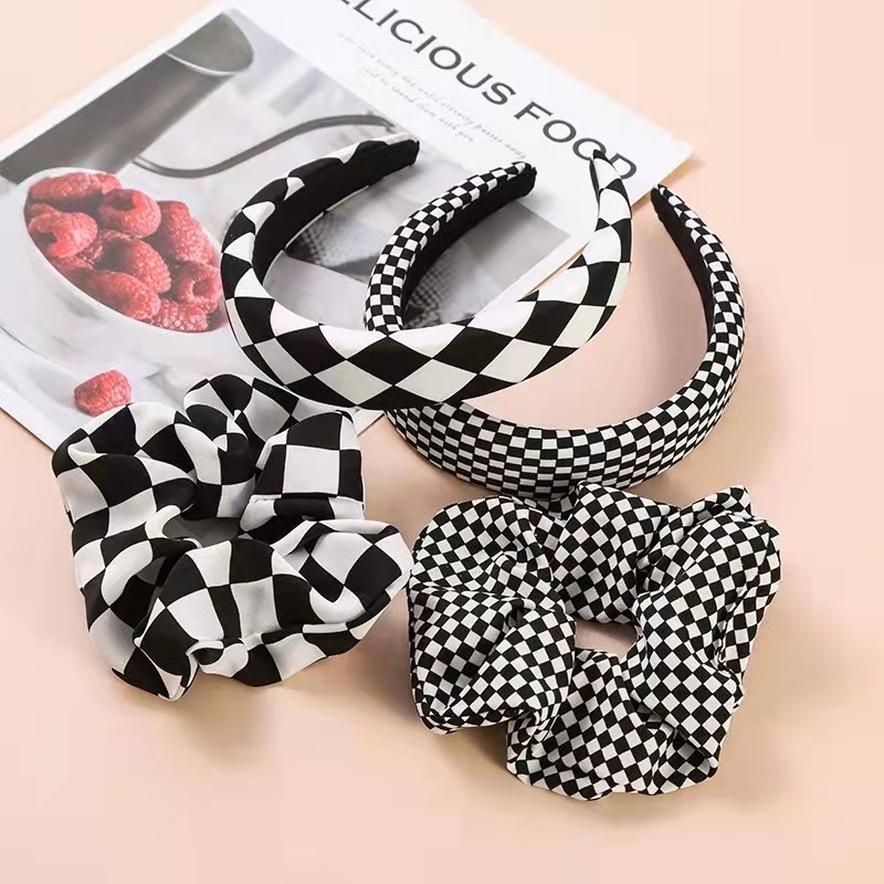 Ikat Rambut Monocrom Scrunchie Motif Papan Catur - Srunchie Kotak-Kotak Retro