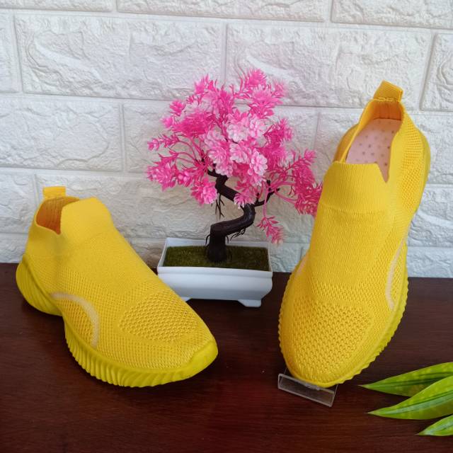 Sepatu sport import wanita