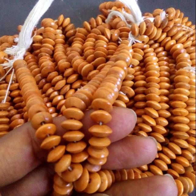 Manik Manik Kayu Pipih 1cm Oren Pramuka