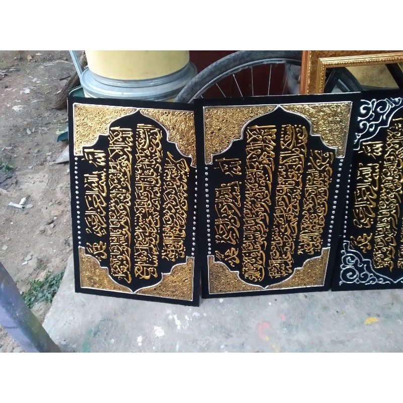 kaligrafi timbul emas