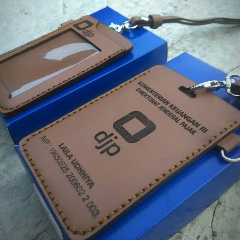 

ID Card Holder Kulit Asli || Custom Gantungan ID Card Kulit || Name Tag Holder Kulit Asli Logo DJP
