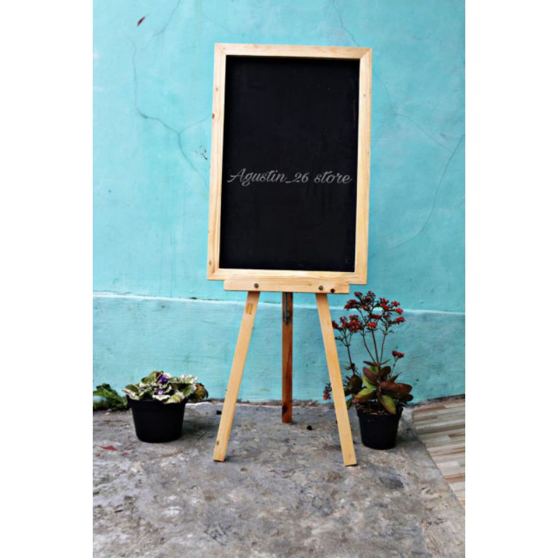 

PAPAN TULIS KAPUR + STANDING TRIPOT PAPAN MENU CAFE PAPAN BOARD + KAKI KAYU PENYANGGA DEKORASI PESTA