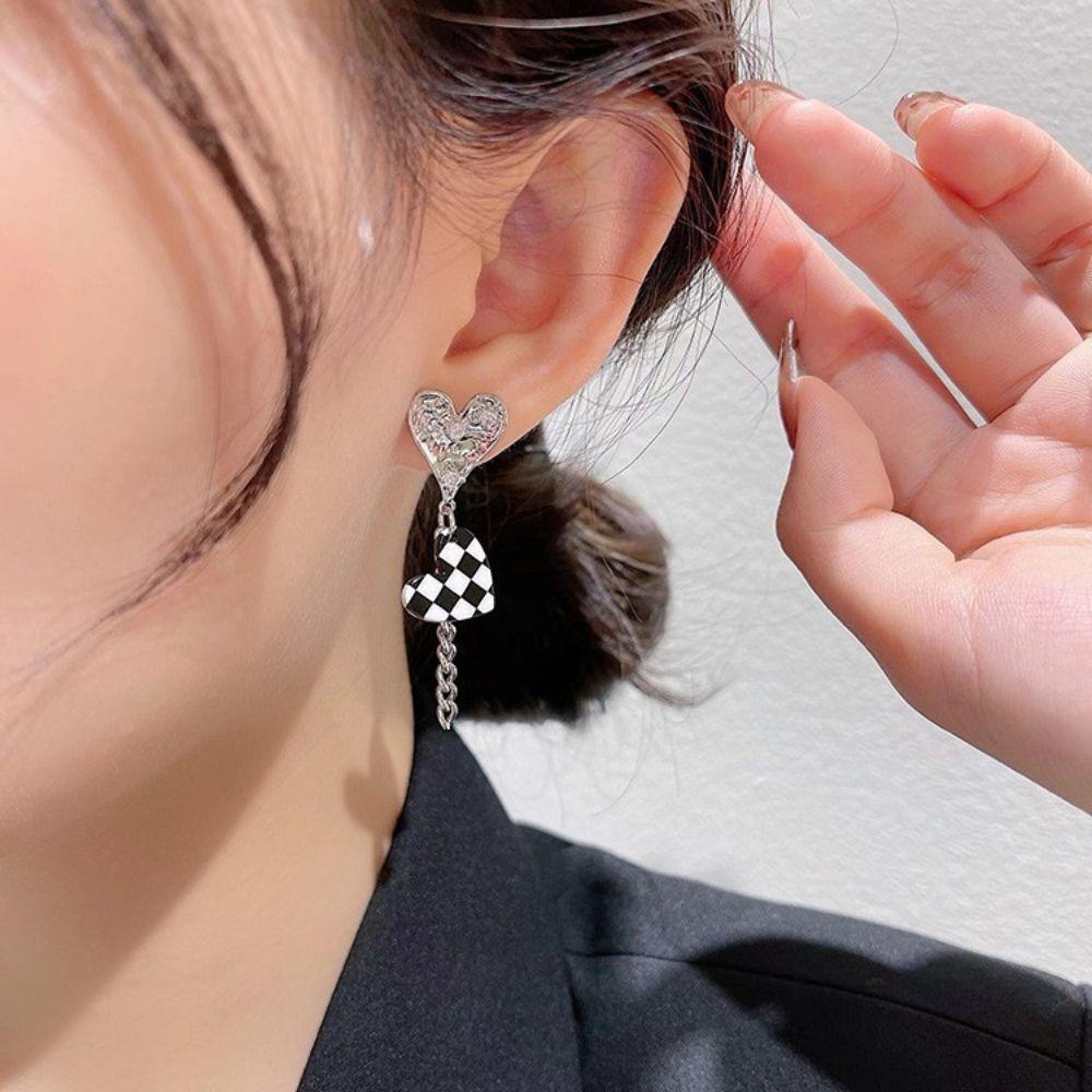 MXBEAUTY Asimetris Jantung Anting Giwang Trendi Hitam Putih Desain Rasa Kotak-Kotak Beruang Hadiah Indah Wanita Ear Studs