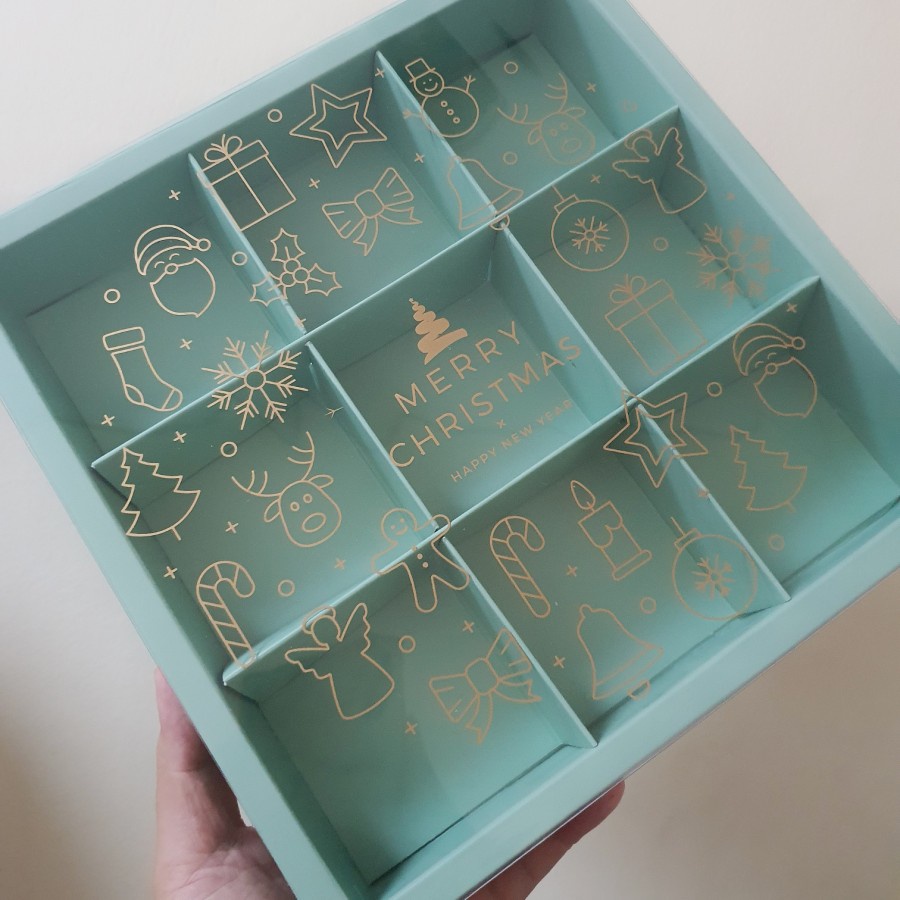 

(5 pcs) Box Nastar Sekat 9 HijauTutup Mika Motif Merry Christmas Dus Packaging Parcel Kue Eggtart Natal Ukuran 24x24x4.5 cm Belum ada penilaian 0 Terjual