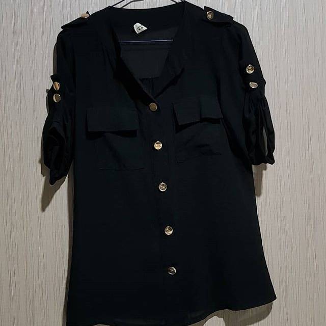 Kemeja hitam kancing gold