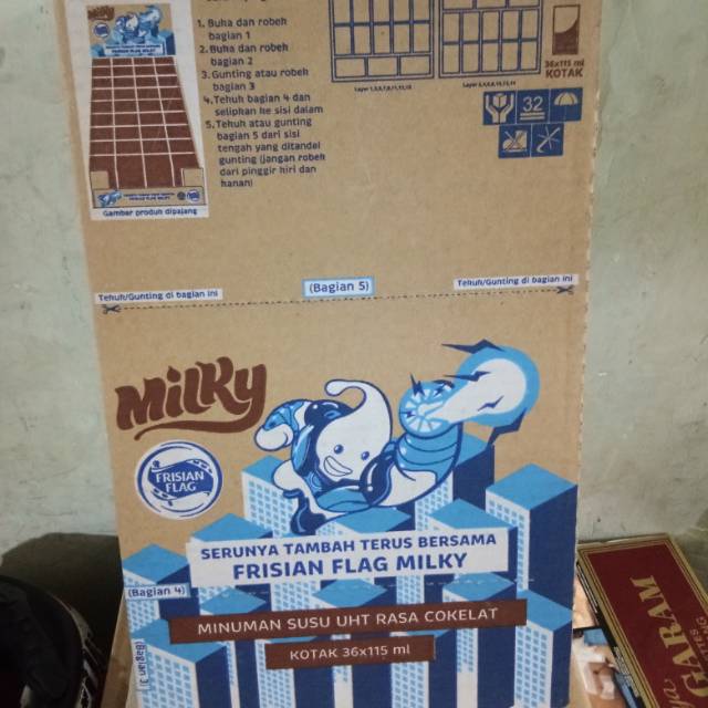 

Frisian flag milky susu UHT rasa coklat & stroberi 115 ml 1 karton isi 36 pcs