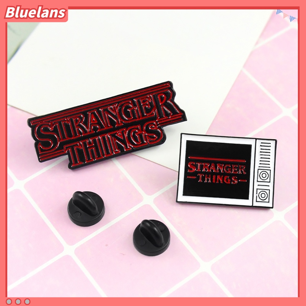 Bluelans Pin Bros Lencana Desain Kartun TV Tulisan Inggris Stranger Things Untuk Dekorasi Pakaian