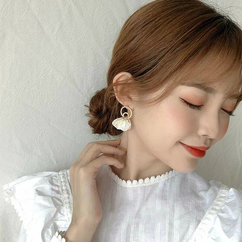 Anting Berpohon Kelopak Putih Elegan Aksesoris Telinga Korea Wanita