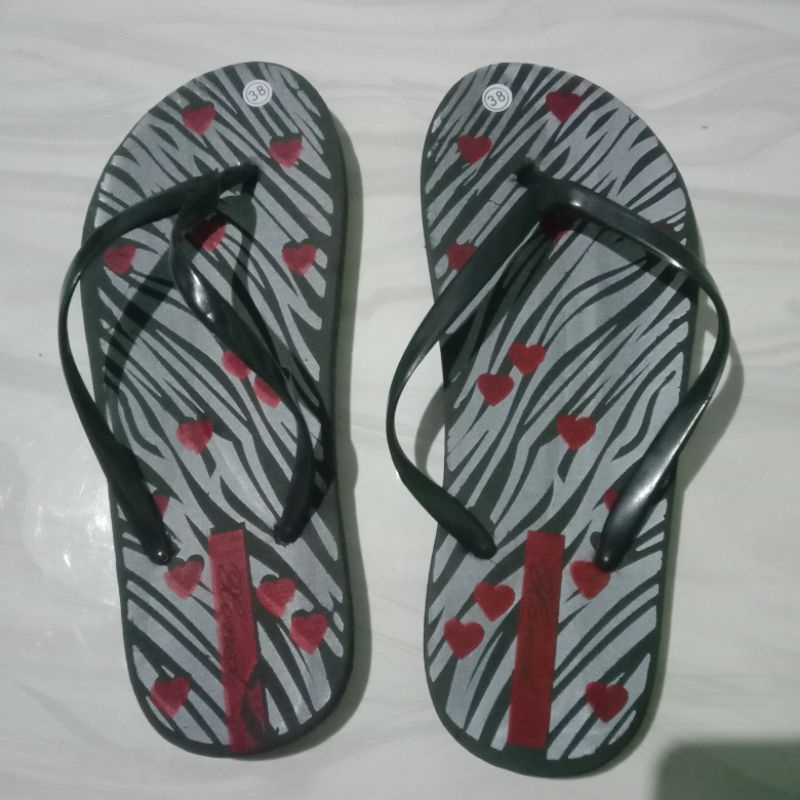 Sandal jepit spon hitam love salur, sandal cewe, sandal murah