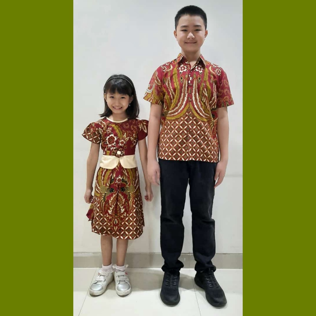 BATIK COUPLE KELUARGA SARIMBIT SERAGAM FAMILY PASANGAN ADELIA MERAH AYAH IBU ANAK LAKI LAKI PEREMPUAN COWOK CEWEK PASANGAN MUDA JUMBO MODERN BATIK SET TERBARU NATAL PAKAIAN WANITA PREMIUM QUALITY CAMISOLA CLOTHING