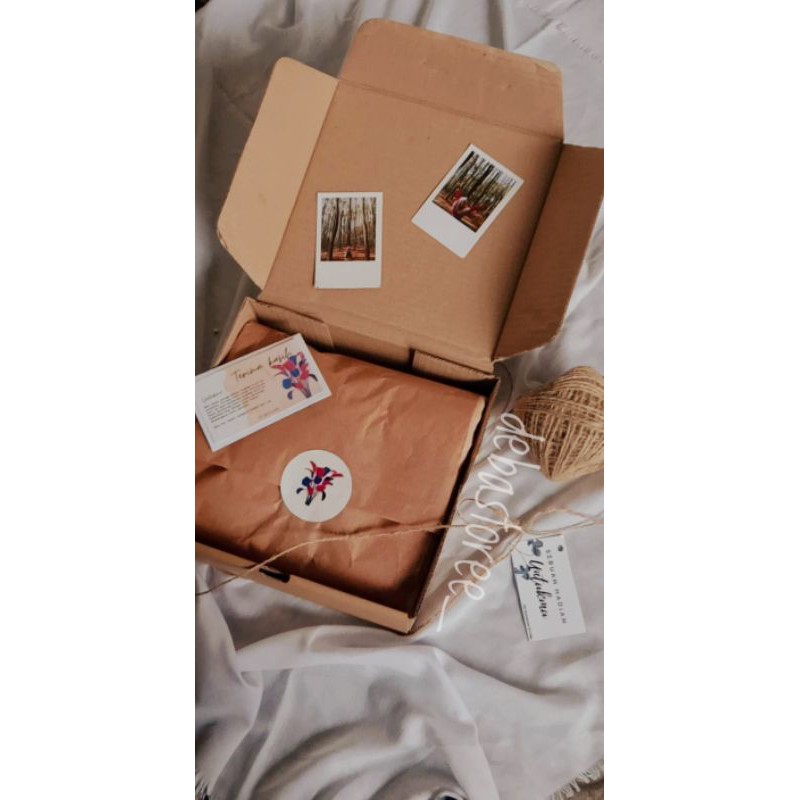 

Kado Ulang Tahun/Gift Box/Hampers Sweater Aesthetic