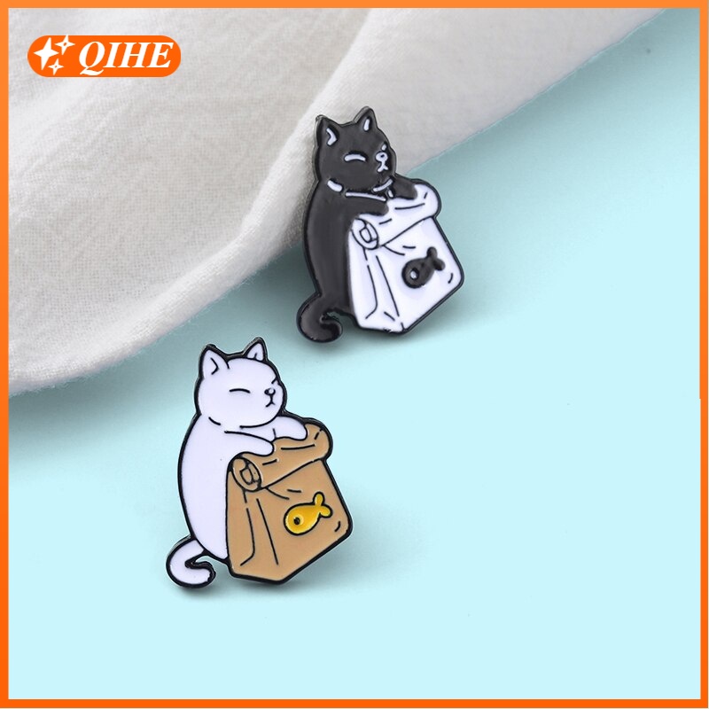 Bros Pin Enamel Bentuk Kucing Hitam Putih Lucu Untuk Aksesoris Fashion Wanita