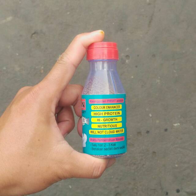 pelet ikan kecil tenggelam