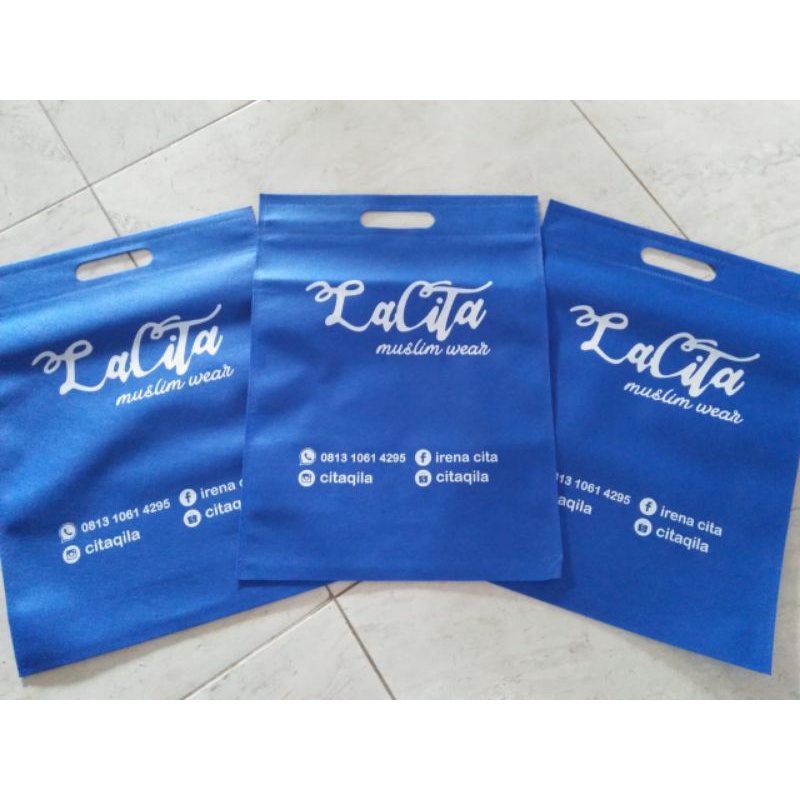 

Tas Spunbond Termurah Tipe Oval UK 30×40 Plus Sablon 1 sisi 1 warna/kilat