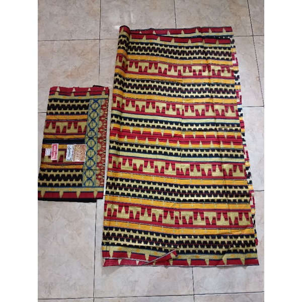 Kain tapis adat Lampung dan selendang