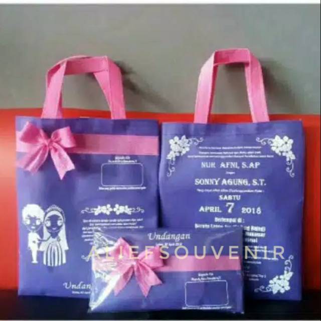 

Tas spunbound undangan pernikahan