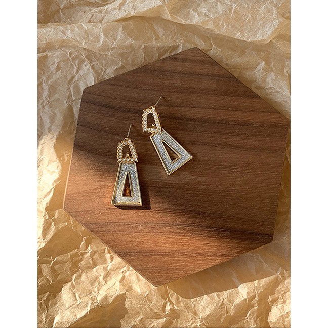 LRC Anting Tusuk Fashion Silver Bottom Rhinestone-sized Trapezoidal Geometric Stud Earrings D84886