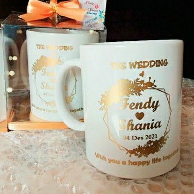 SOUVENIR MUG KERAMIK PUTIH DENGAN SABLON TINTA GOLD, SOUVENIR PERNIKAHAN, DAN SOUVENIR PERUSAHAAN