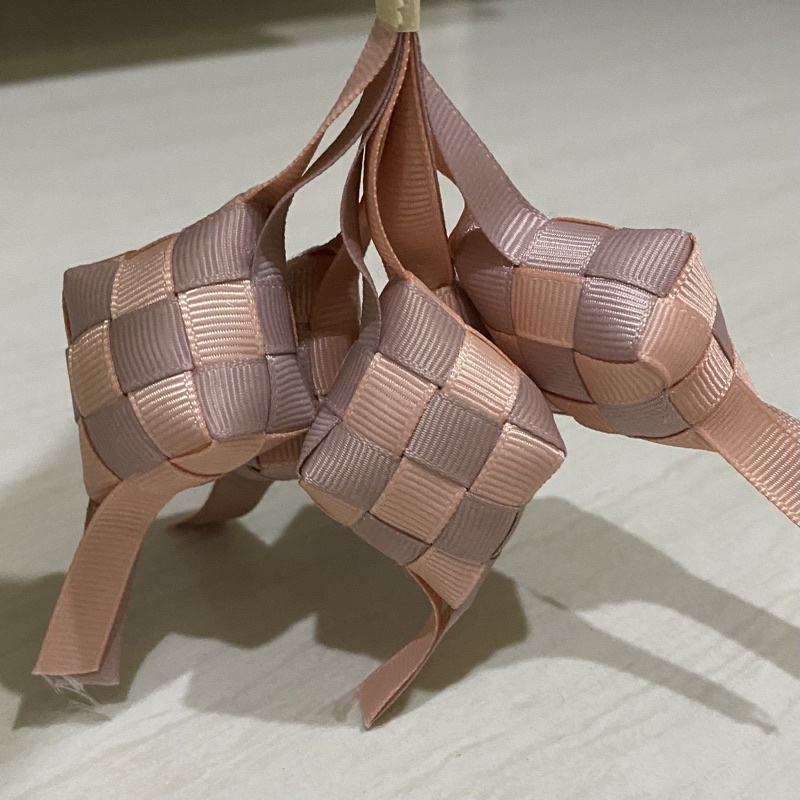 

Ketupat Pita Bahan Grosgrain | MIX COLOR/ DUA WARNA | DUSTY ROSE + DUSTY PINK | Ketupat Mini | Ketupat Lebaran | Ketupat Kain | Ketupan Hiasan | Ketupat Dekorasi