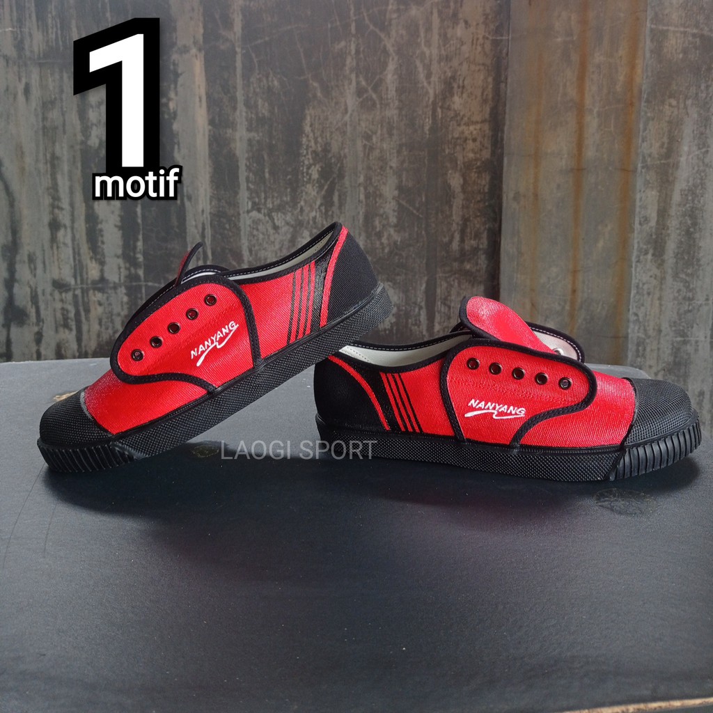 Takraw sepatu nanyang hitam merah motif