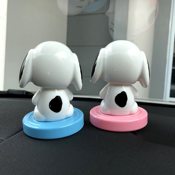 SNOOPY SOLAR POWER Boneka Figure Miniatur Pajangan Mobil Goyang Kepala Shacking Head