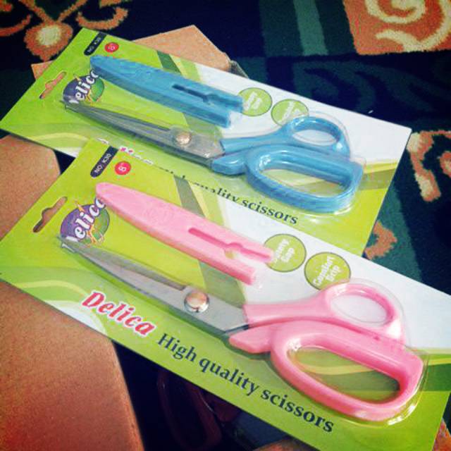 

Gunting kain delica