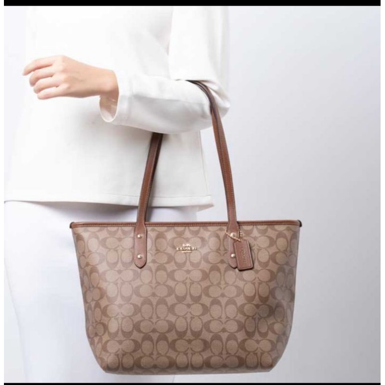 Coach City Zip Tote In Signature Canvas (F58292)