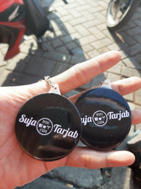 Pin / Gantungan Kunci Logo Suja Uk 58mm + Pembuka Tutup Botol Dibaliknya