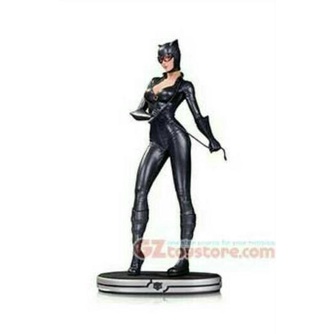 hanya disini] DC Comics Cover Girls Catwoman Statue (Stanley "Artgerm" Lau)
