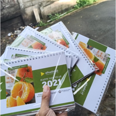 

KALENDER MEJA 2021 PREMIUM DESK CALENDAR 2021 Ukuran : 21 x 15 Bahan : AP 230 gsm (tebal dan kaku) P