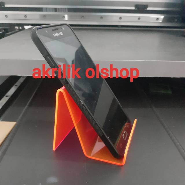 Display hp warna merah transparan