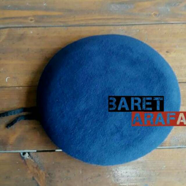 Topi baret biru dongker