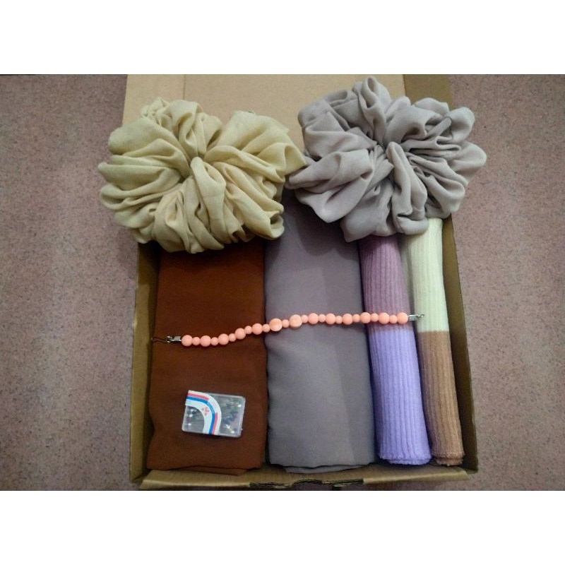 

HAMPERS HIJAB PASHMINA/HAMPERS WISUDA/ HAMPERS ULANG TAHUN
