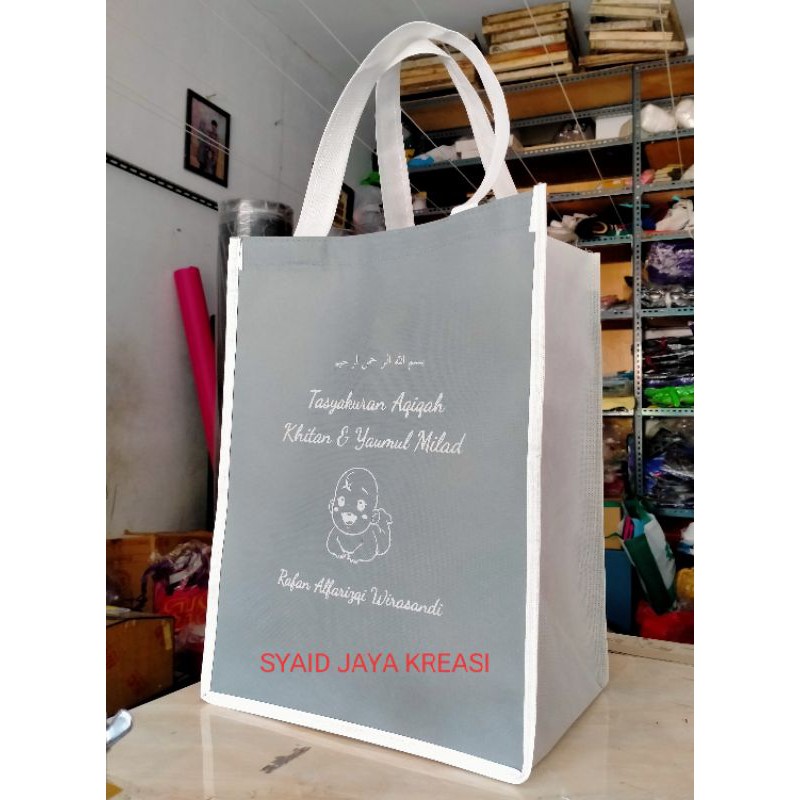 

Goodie bag box makanan uk.41x29x40 cm sablon 1 warna 2 sisi