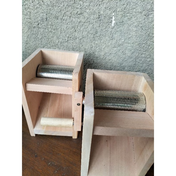 ALAT PARUT KELAPA DARI KAYU MAHONI