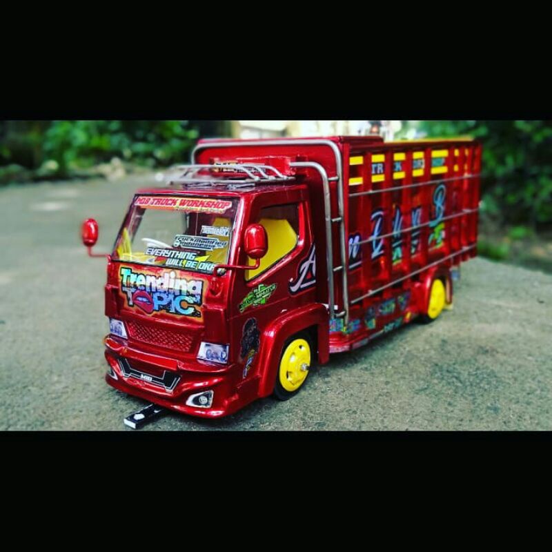 Miniatur Truk/Truck Oleng Bahan PVC (oleng, belok, tarikan, Lampu)