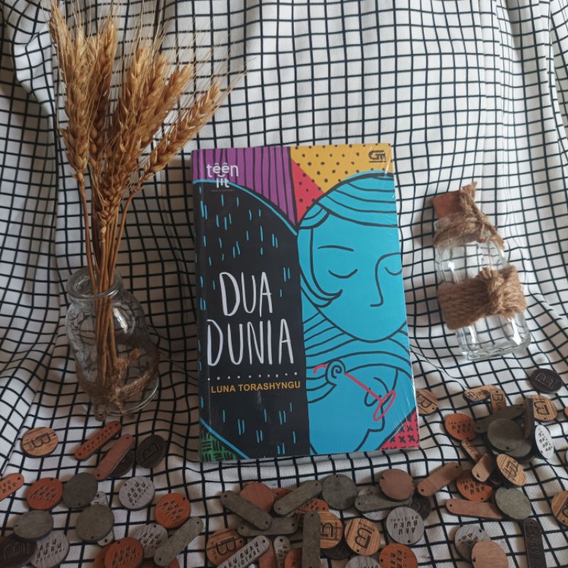 Dua Dunia - Teen Lit - Luna Torashyngu - Gramedia Pustaka Utama