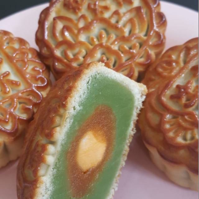 

Mooncake rasa pandan pakai telur 125gr 1 kotak isi 4 pc pakai gula asli dan minyak sayur