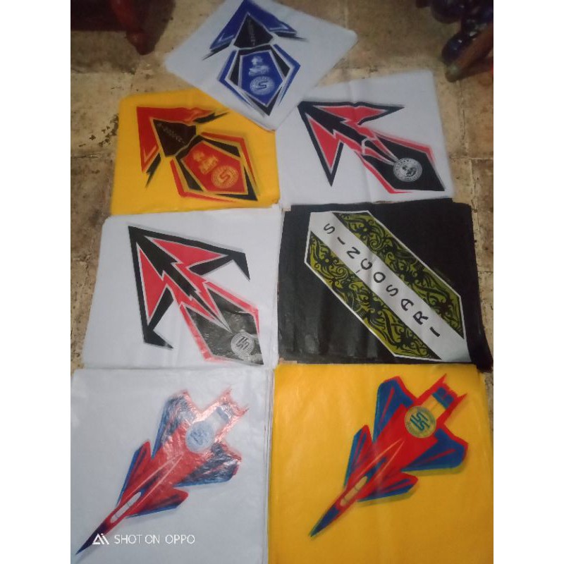 

kertas layangan sablon asli singosari ( harga per 100 )