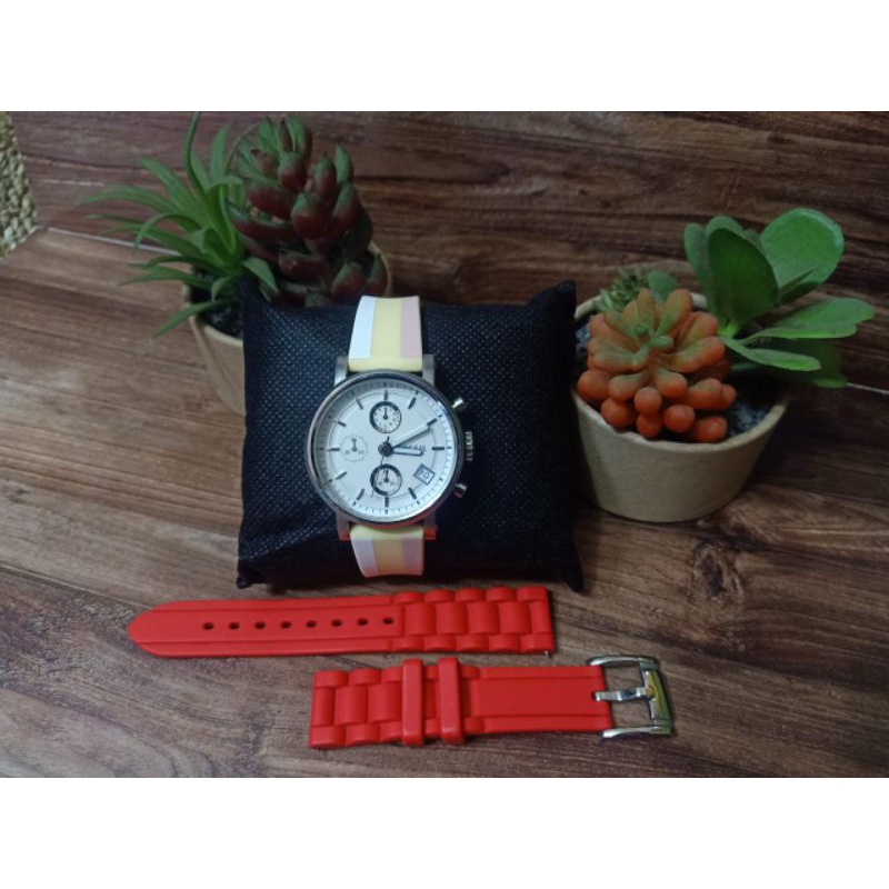 jam Fossil boyfriend