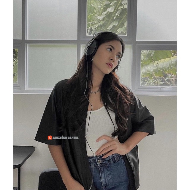 JNK x RAISA - Kemeja Blazer Kulit Sintetis Wanita Lengan Pendek Faux Synthetic Leather Oversize Mirip Raisa Custom Kemeja Blezer Casual Trendy Cewek Kekinian Anak Remaja Dewasa Bahan Imitasi Model Korea KPOP Selegram Atasan Outerwear Sexy Perempuan Casual