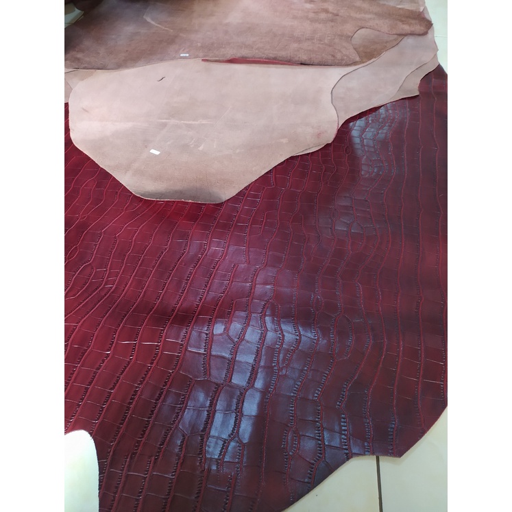 Kulit Sapi asli Motif Buaya Perut (Tahu) / Croco Perut Warna Merah Maroon 10 feet