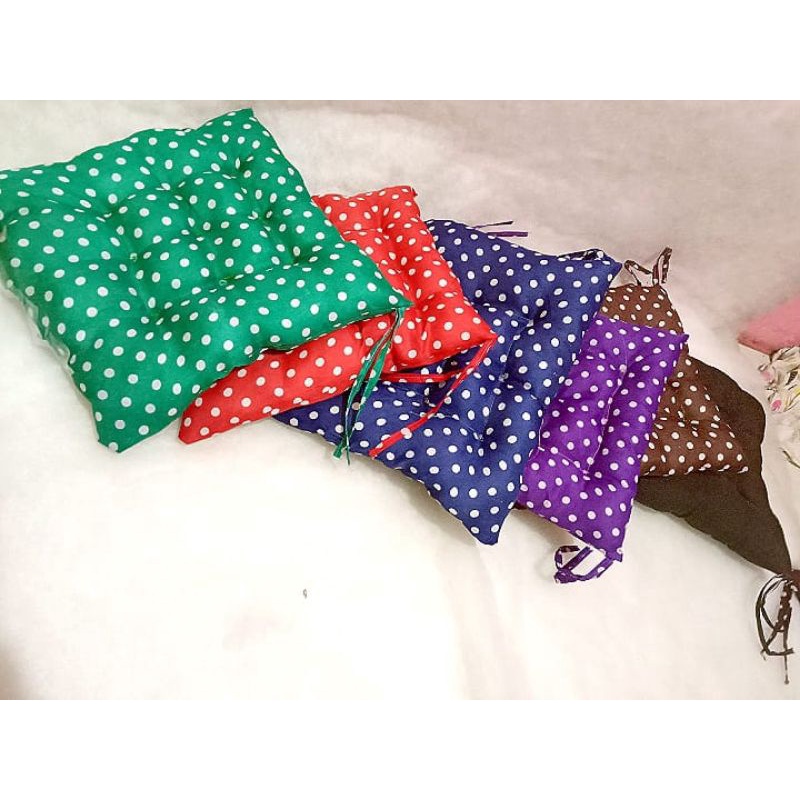 bantal duduk lesehan polkadot/alas kursi nyaman dan empuk/bantal duduk empuk/bantal kursi